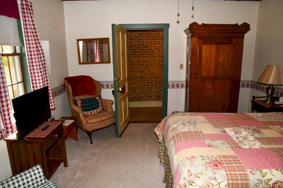 apple orchard room at the estate house | watson estate