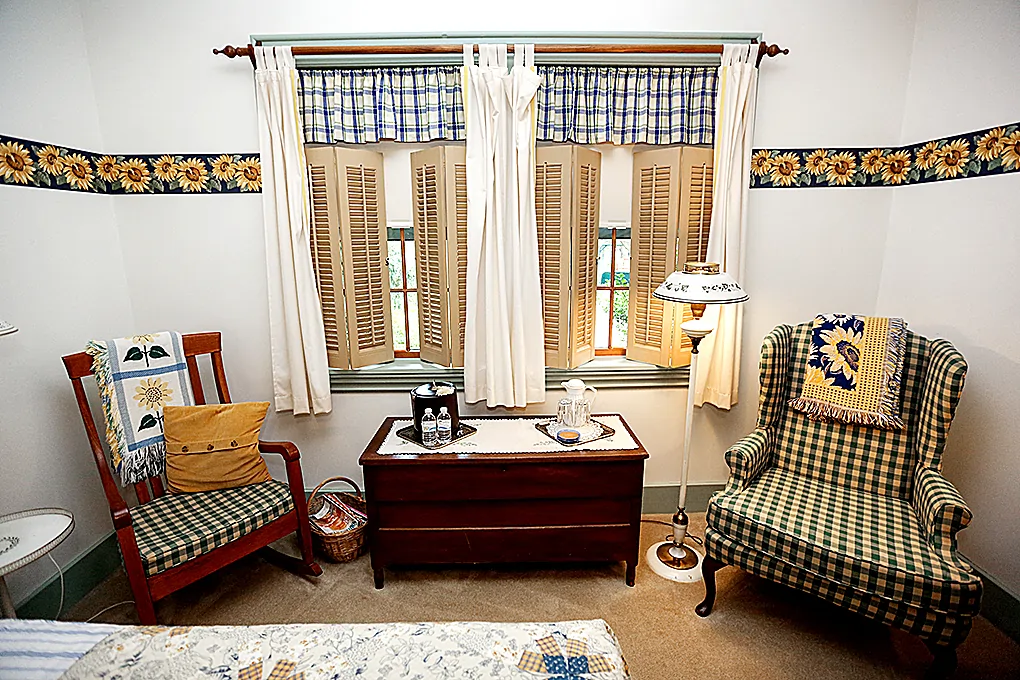 sunflower room at harvest house | watson estate