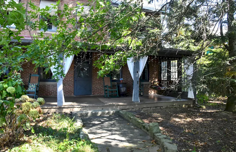WE. Estate House front porch3