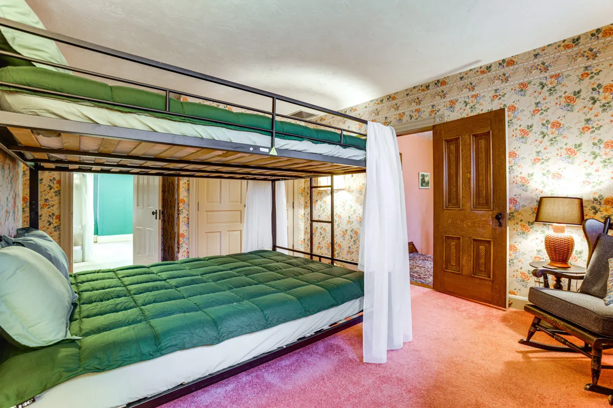woodland manor Rose room with bunk Q beds and trundle Twin bed