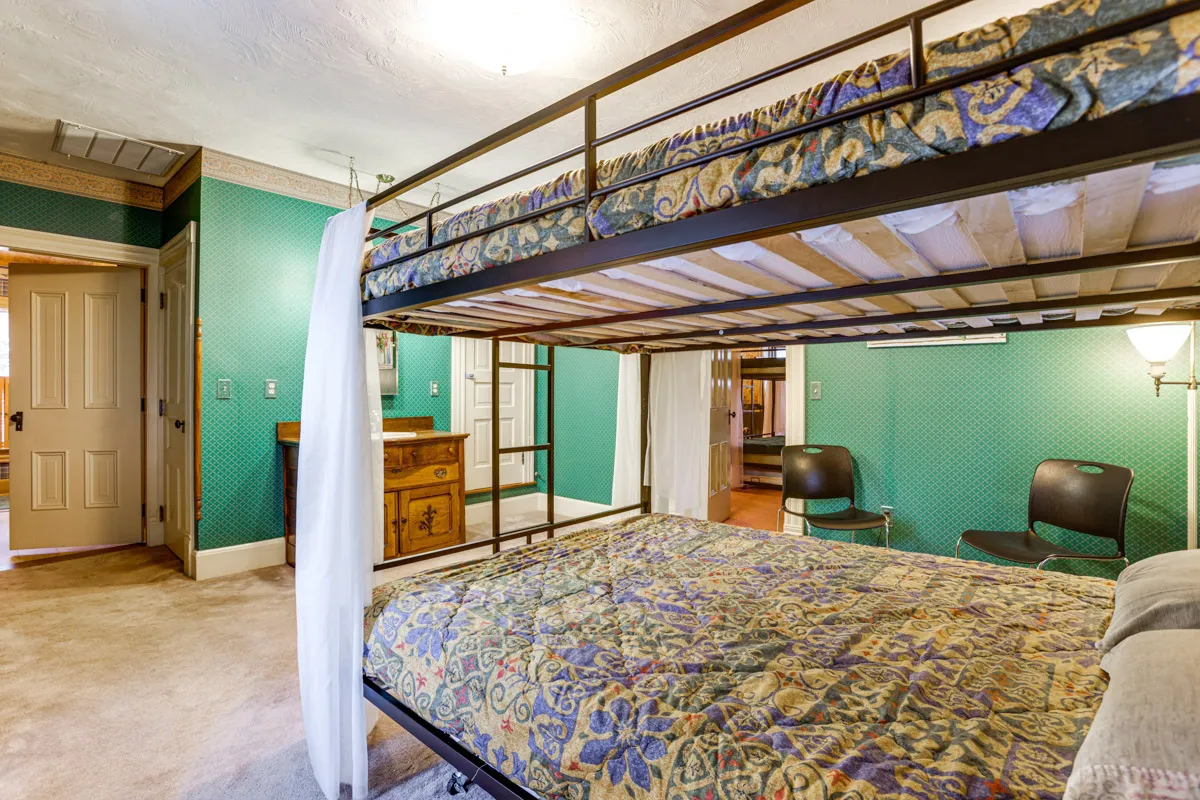 woodland manor The Green room with bunk Q beds and trundle Twin bed