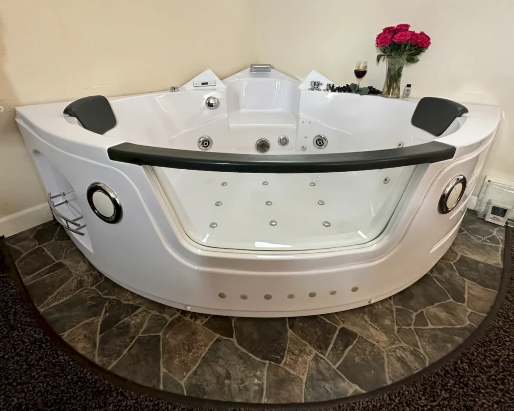 brooks deluxe room, in room hot tub on raised platform