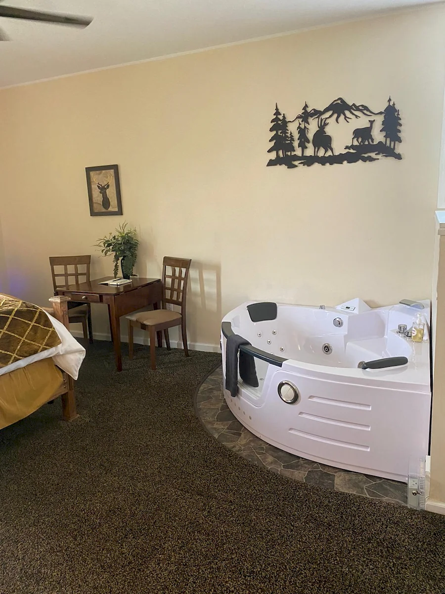 deer creek room, in room hot tub and table with chairs