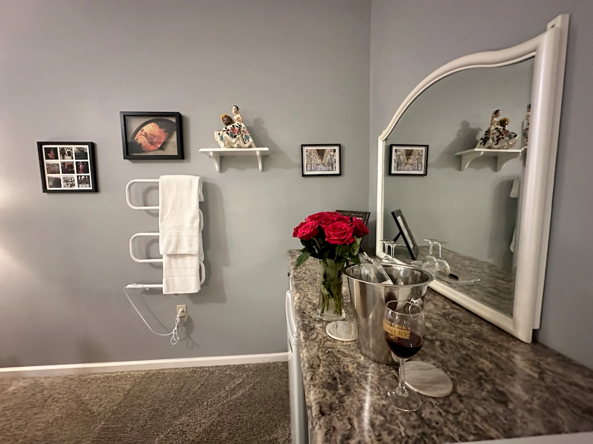 spring in spain room, bathroom