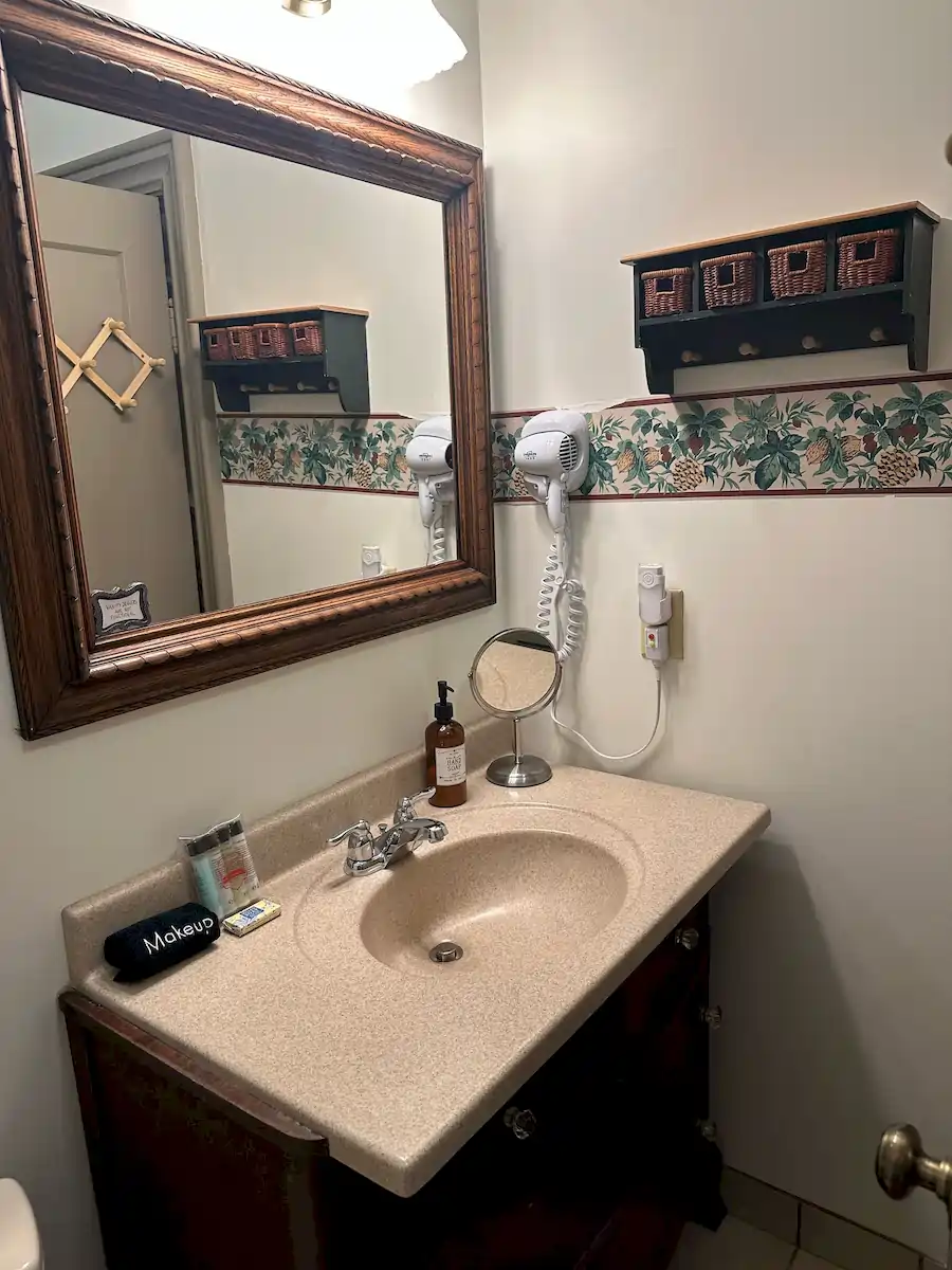 woodlands room bathroom