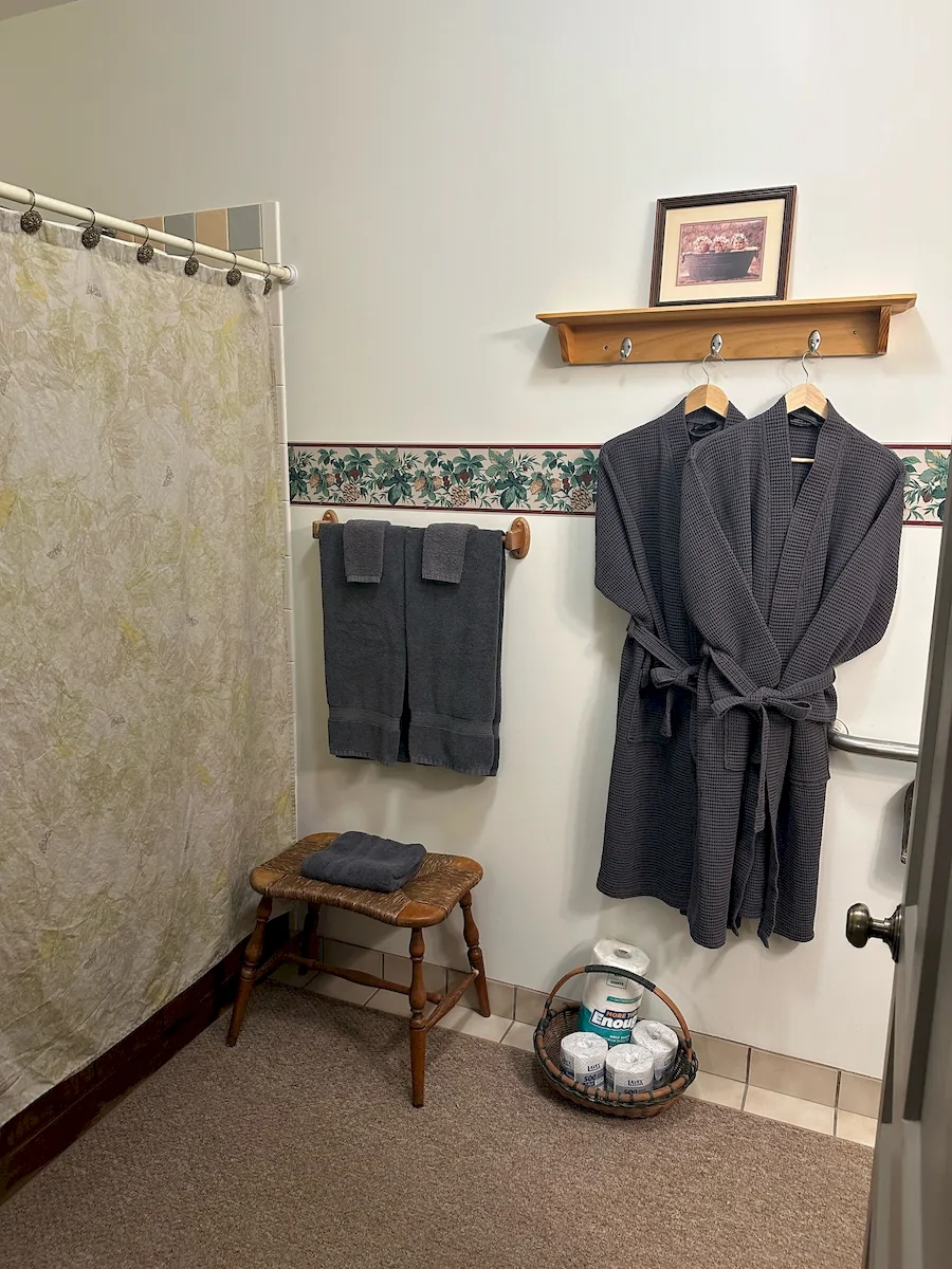 woodlands room bathroom
